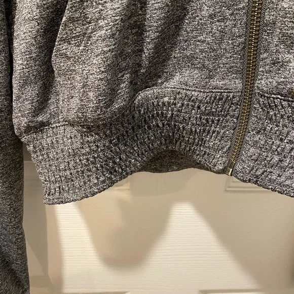 Gray cropped fitted long sleeve sweatshirt with v-neck - Picture 3 of 7